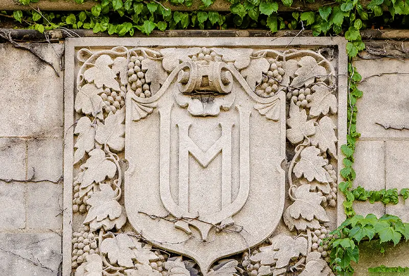 Crest with ivy