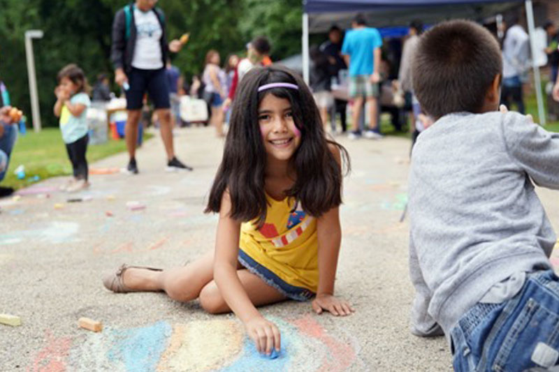 Kids drawing with sidewalk chalk at Pulaski Park Picnic 