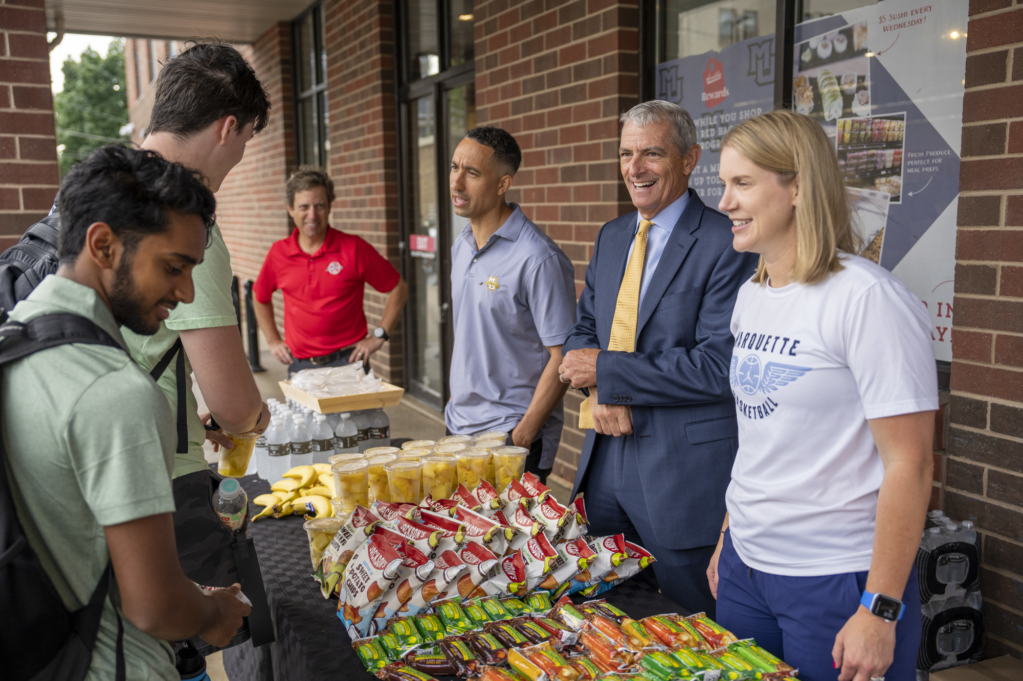 Marquette University President Michael R. Lovell, Head Men's Basketball Coach Shaka Smart, Head Women’s Basketball Coach Megan Duffy and Sendik’s Fresh2Go Co-Owner Ted Balistreri handing out breakfast on the first day of classes in 2022